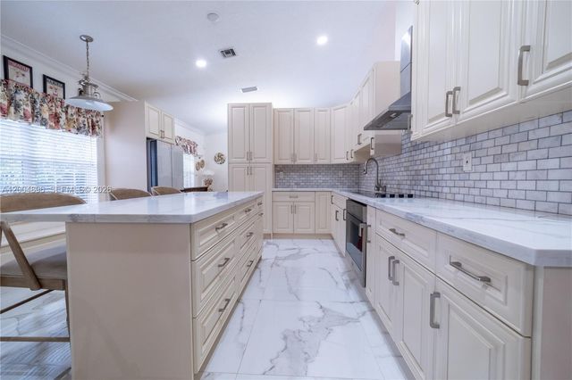 13911 SW 18th Ter, Miami, FL 33175