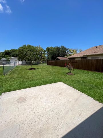 2110 14th Avenue N, Texas City, TX 77590