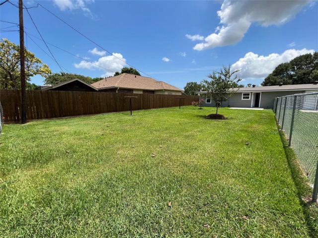 2110 14th Avenue N, Texas City, TX 77590