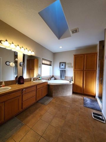 10809 Washburn Way, Klamath Falls, OR 97603