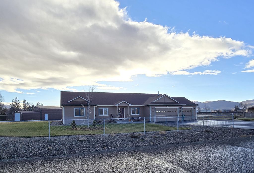 10809 Washburn Way, Klamath Falls, OR 97603