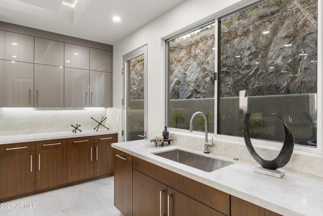 6800 N 39TH Place, Paradise Valley, AZ 85253