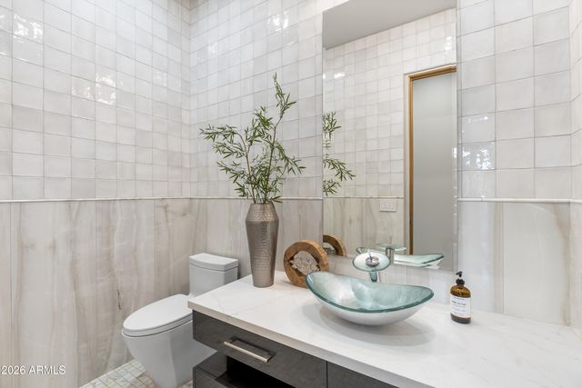6800 N 39TH Place, Paradise Valley, AZ 85253