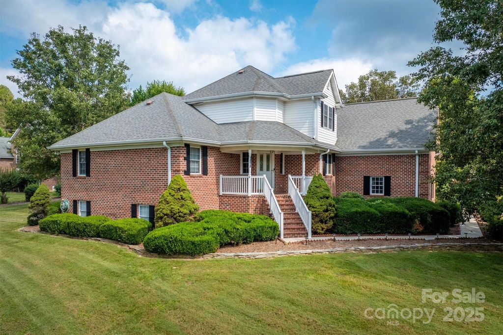 1013 Turnberry Street NE, Lenoir, NC 28645