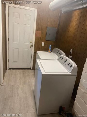 25963 Powers Avenue, Dearborn Heights, MI 48125