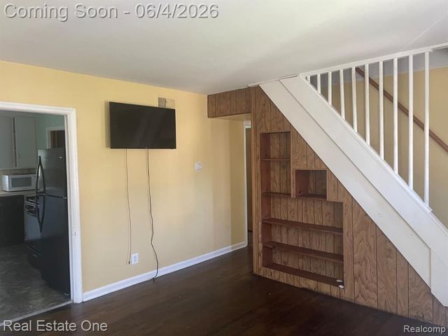 25963 Powers Avenue, Dearborn Heights, MI 48125