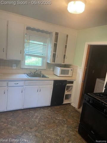 25963 Powers Avenue, Dearborn Heights, MI 48125