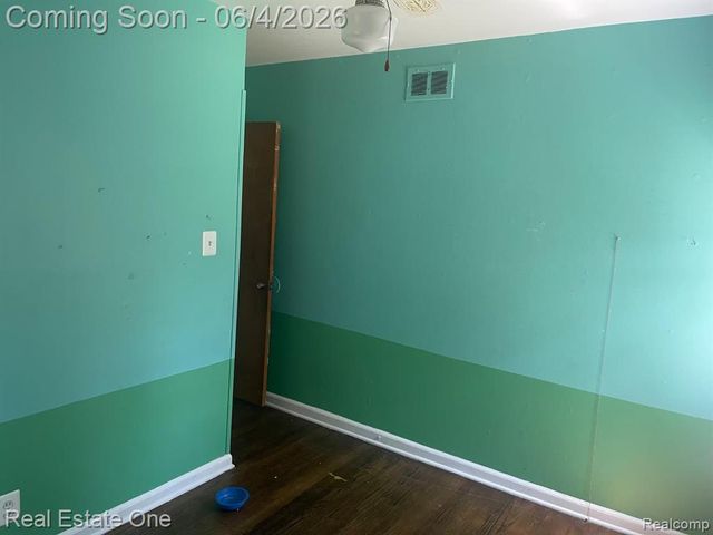 25963 Powers Avenue, Dearborn Heights, MI 48125