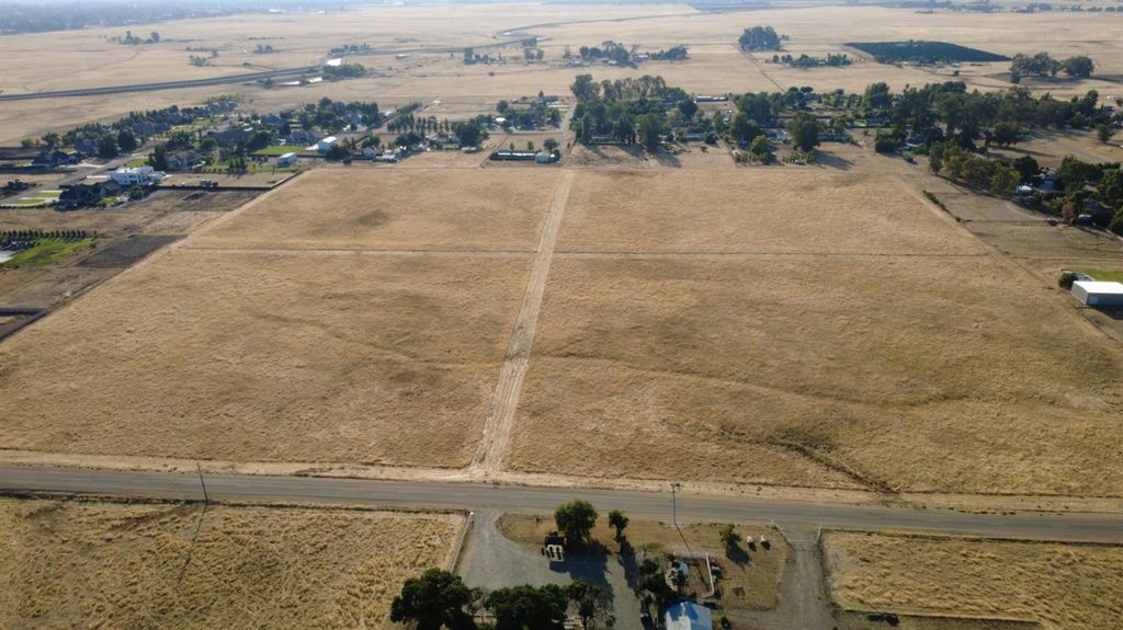 8301 N Madsen Avenue, Clovis, CA 93619