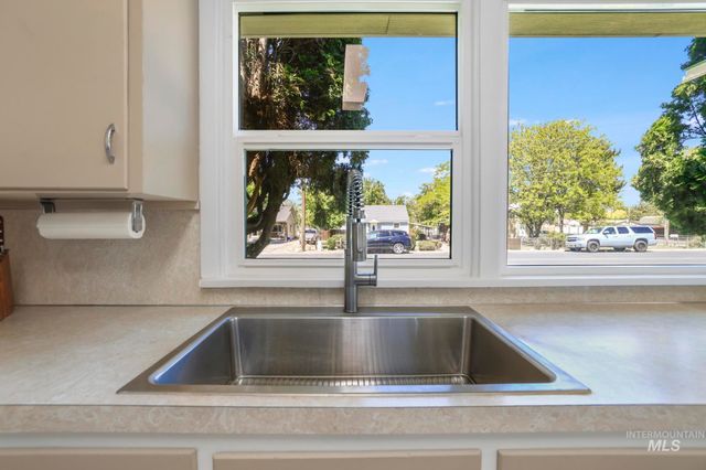 385 W Filer Ave, Twin Falls, ID 83301