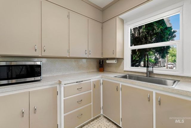 385 W Filer Ave, Twin Falls, ID 83301