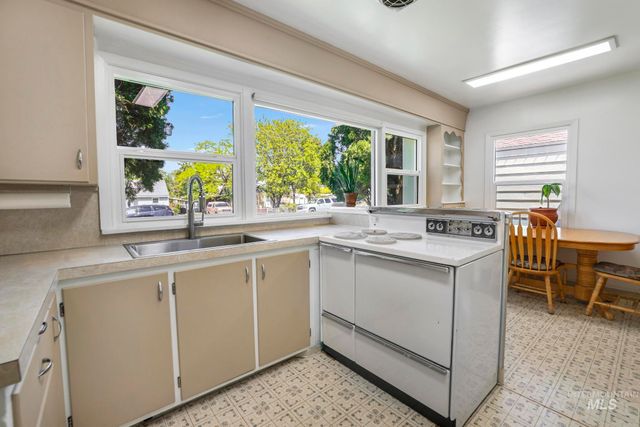 385 W Filer Ave, Twin Falls, ID 83301