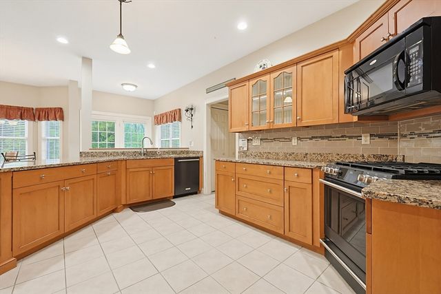 10 Essex St, Douglas, MA 01516