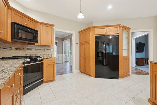 10 Essex St, Douglas, MA 01516