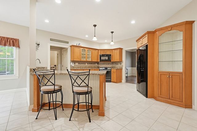 10 Essex St, Douglas, MA 01516