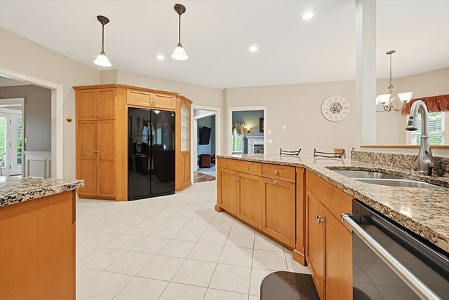 10 Essex St, Douglas, MA 01516