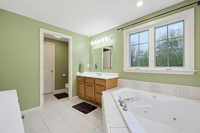 10 Essex St, Douglas, MA 01516