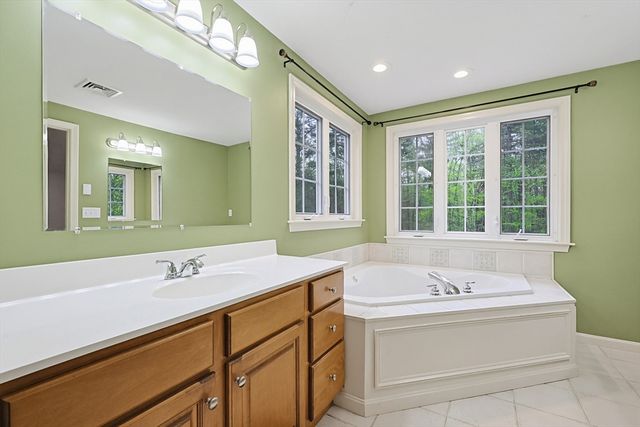 10 Essex St, Douglas, MA 01516