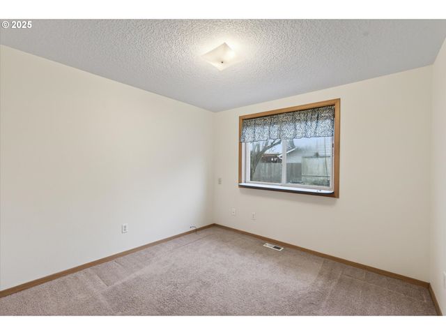 703 Nw 17TH St, Battle Ground, WA 98604