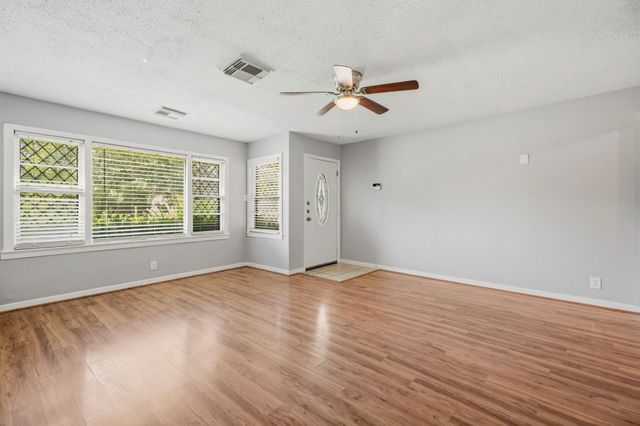 1502 15th Avenue N, Texas City, TX 77590