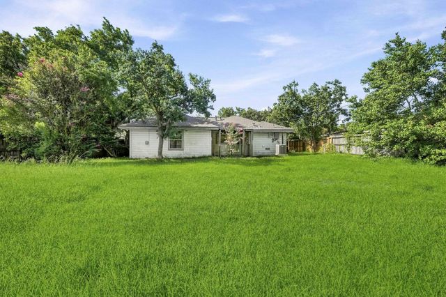1502 15th Avenue N, Texas City, TX 77590