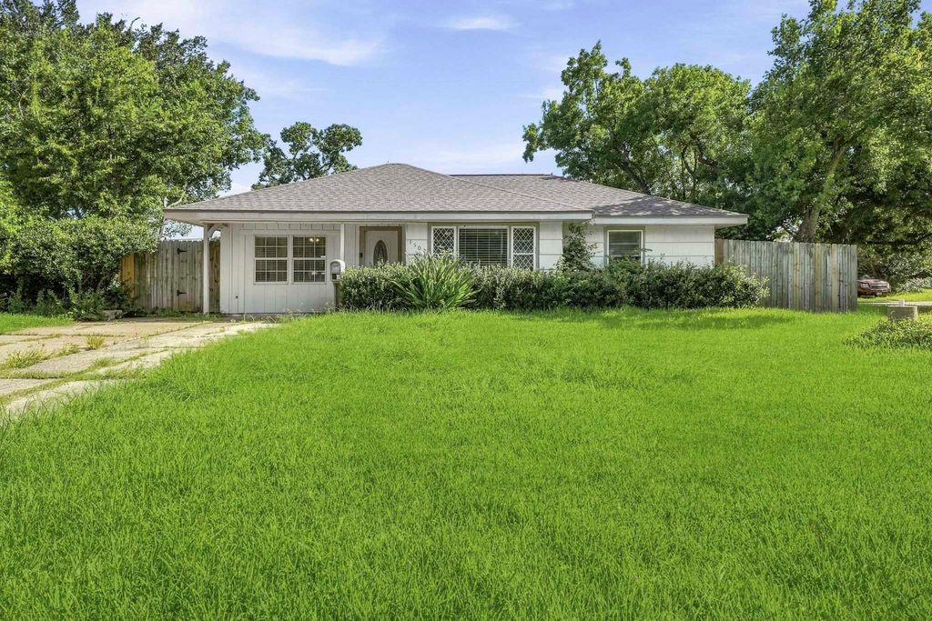 1502 15th Avenue N, Texas City, TX 77590