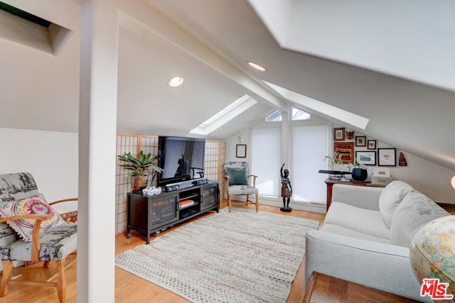1398 N Serrano Avenue, Los Angeles, CA 90027