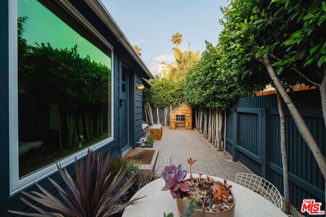 1398 N Serrano Avenue, Los Angeles, CA 90027