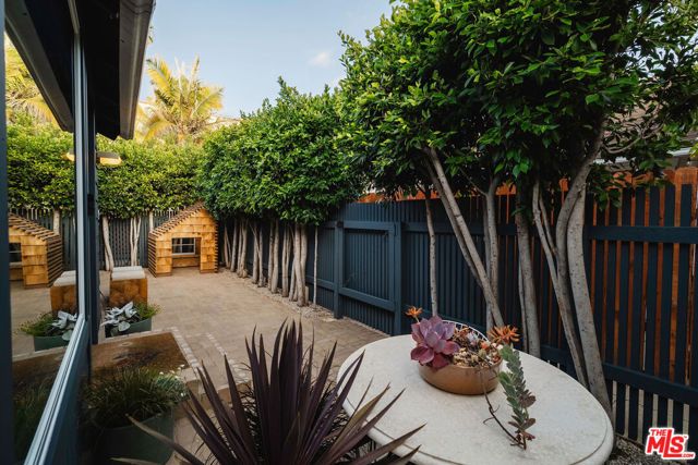 1398 N Serrano Avenue, Los Angeles, CA 90027