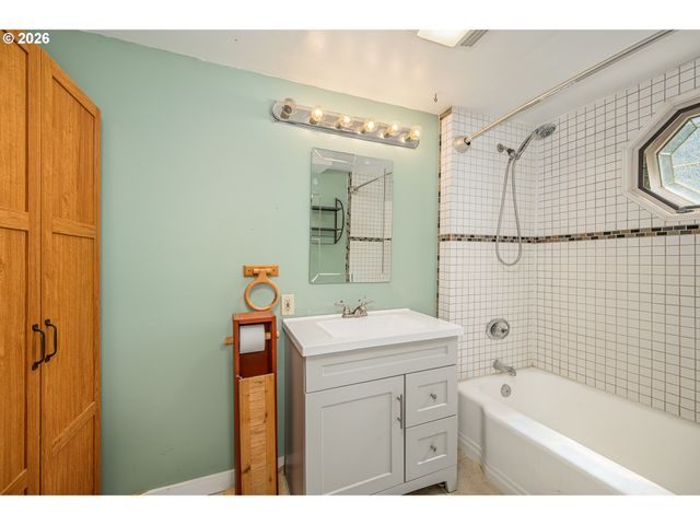 204 19TH St, Springfield, OR 97477