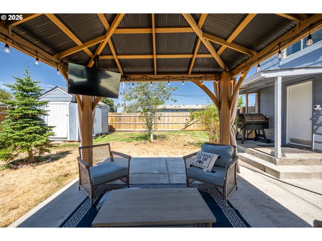 204 19TH St, Springfield, OR 97477