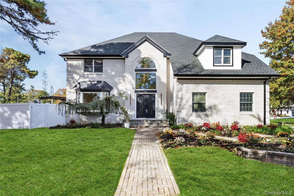 21 Pine Edge Place, Dix Hills, NY 11746