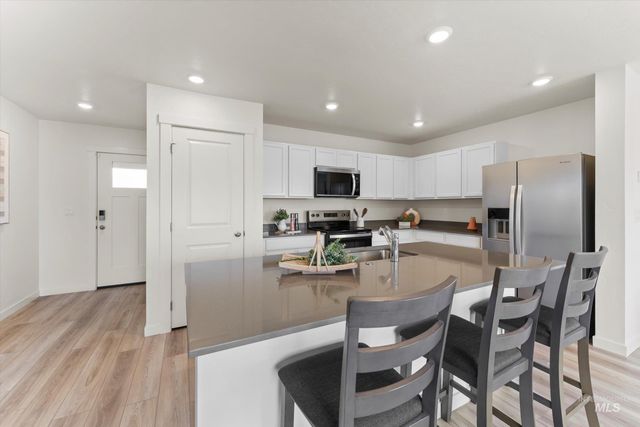 7925 E Beaufort St, Nampa, ID 83687