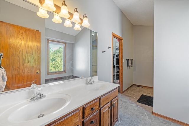 15164 Hawthorn Drive, Clive, IA 50325
