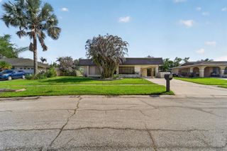 214 NE Camelot Drive, Port St. Lucie, FL 34983