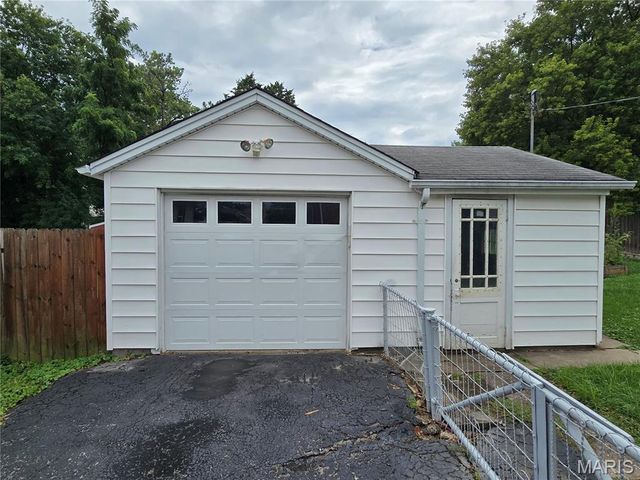 10220 Niblic Drive, Overland, MO 63114