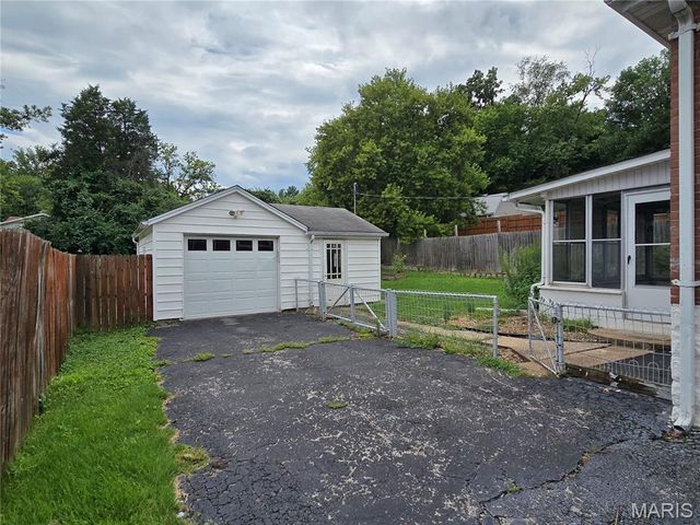 10220 Niblic Drive, Overland, MO 63114