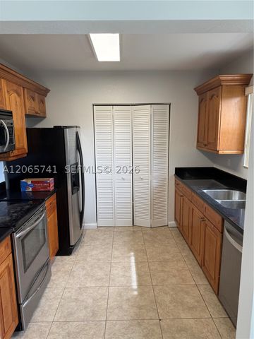 7600 NW 38th Ct 16, Davie, FL 33024