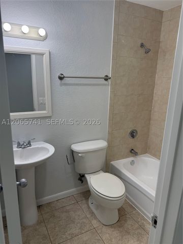 7600 NW 38th Ct 16, Davie, FL 33024