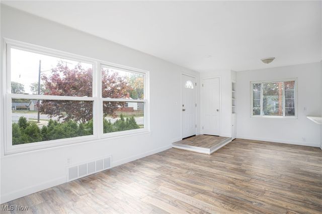 126 Parkwood Avenue, Avon Lake, OH 44012