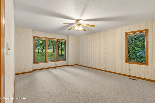 3000 Paddock Ln, La Grange, KY 40031