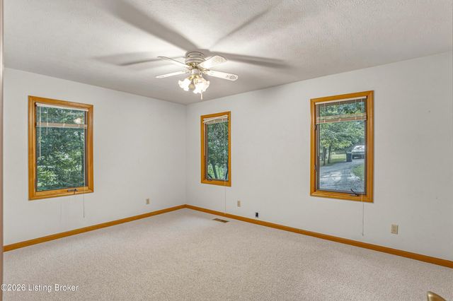 3000 Paddock Ln, La Grange, KY 40031