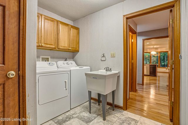 3000 Paddock Ln, La Grange, KY 40031