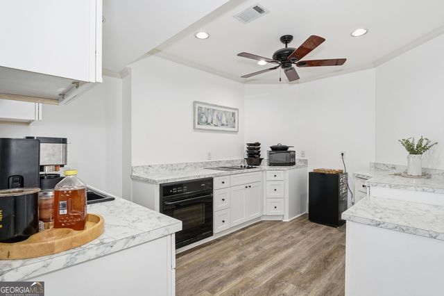 426 Clubview Drive, Woodstock, GA 30189