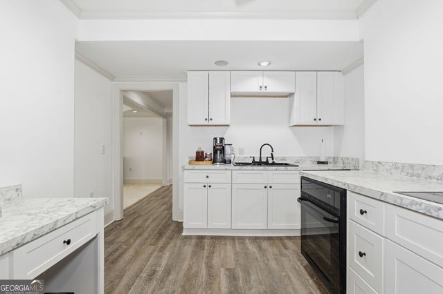 426 Clubview Drive, Woodstock, GA 30189