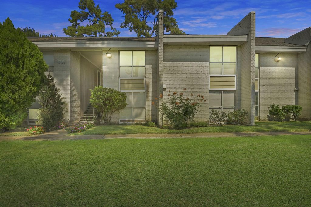 1950 Spenwick Drive 408, Houston, TX 77055