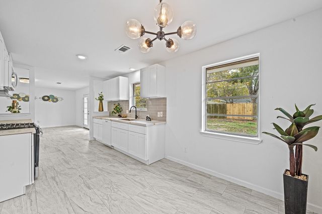 218 Southbrook Circle, Houston, TX 77060