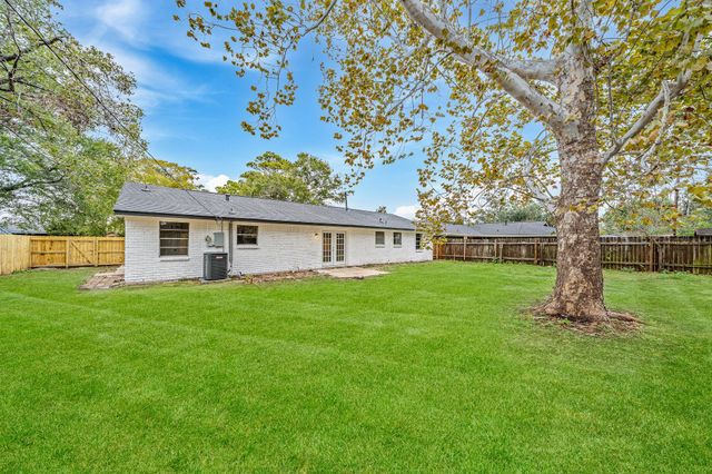 218 Southbrook Circle, Houston, TX 77060