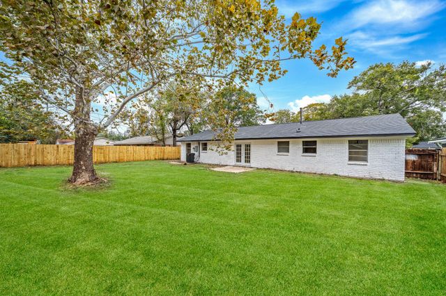 218 Southbrook Circle, Houston, TX 77060