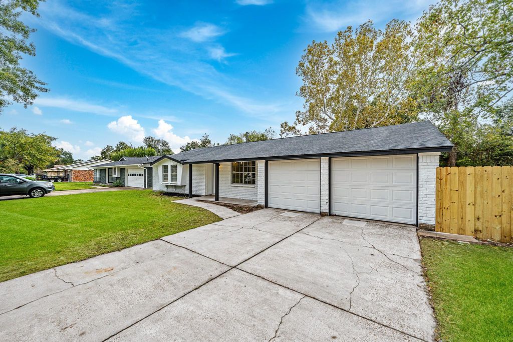 218 Southbrook Circle, Houston, TX 77060